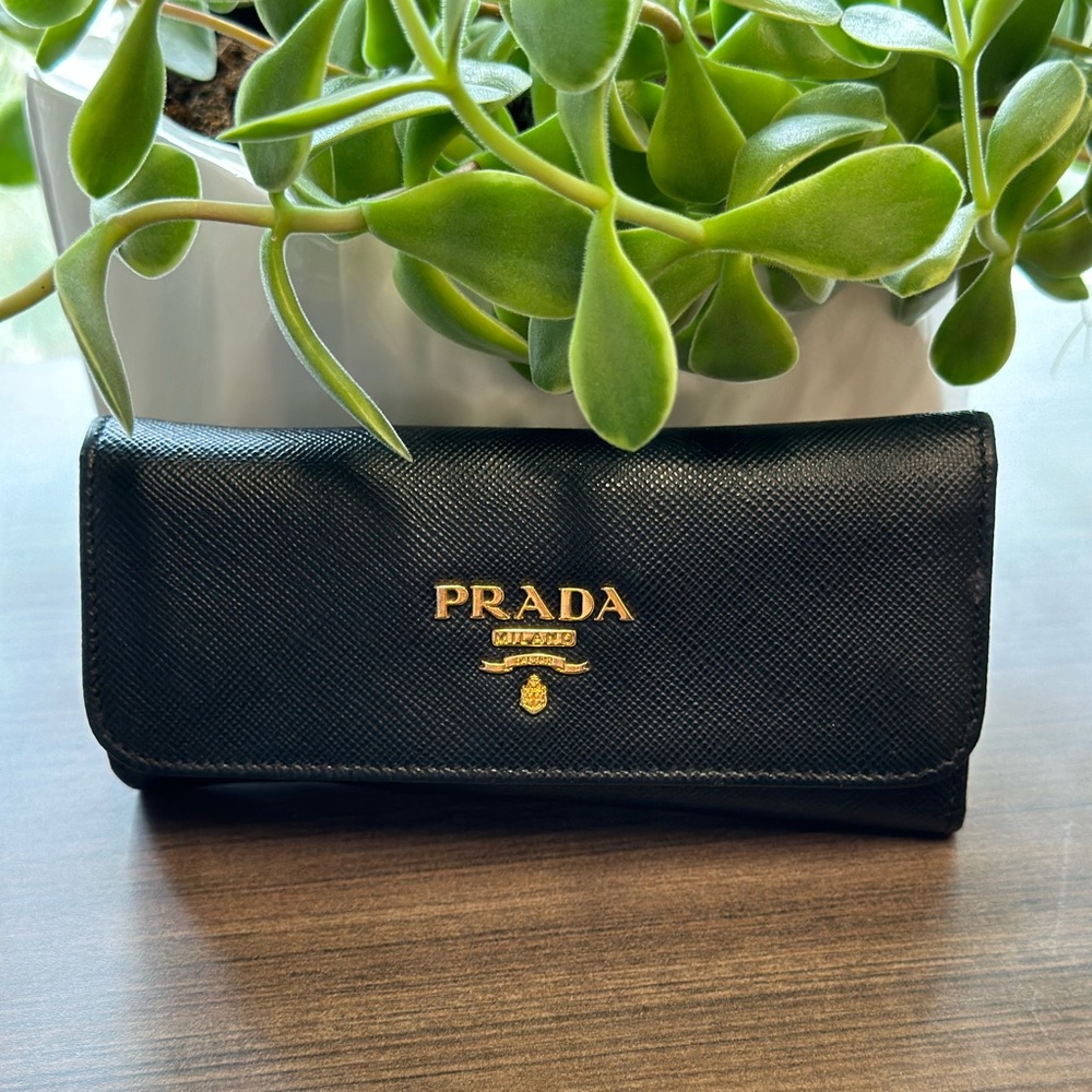 Prada Key Holder
Great used condition
Black saffiano leather, gold hardware